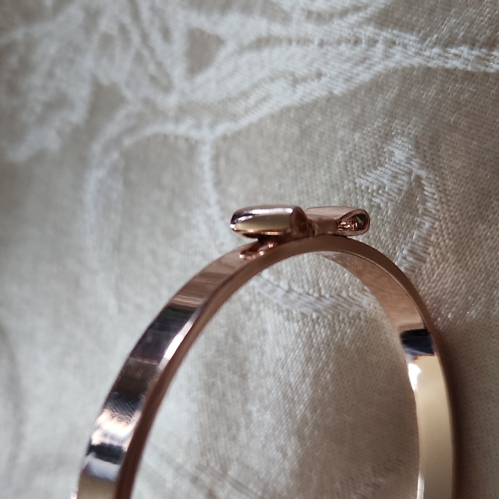 Kate Spade ♠️  gold bow bangle bracelet - Picture 4 of 6